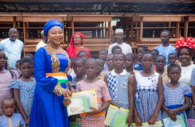 La ministre Nassénéba Touré octroie 500 tables-bancs et mille kits scolaires à Odienné