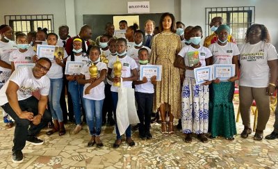 Beda Fabiola, championne de la première édition du tournoi national jumelé de dictée et Scrabble des jeunes