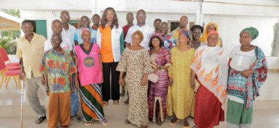 La présidente d’un conseil national aide à la réalisation d’un marché de vivriers à Anyama