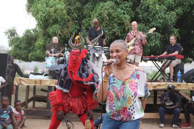 La vocaliste américaine de Jazz, Joan Minor célèbre le mois de l'histoire des noirs avec le Zaouli à Bouaflé