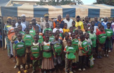 Le conseil du coton et de l'anacarde offre 240 kits scolaires aux enfants des planteurs d'anacarde de Lougbonou