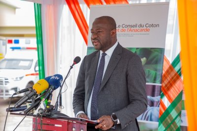 Le Conseil du Coton et de l’Anacarde remet 16 ambulances aux communautés des zones de production