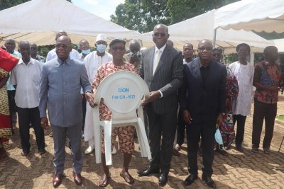 Le conseil régional du N'zi remet des bâches et des chaises pour les rencontres communautaires à Dimbokro