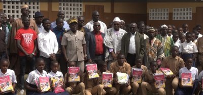 Le conseil régional du Worodougou offre des manuels scolaires BONAMAS à une trentaine d'élèves défavorisés du collège de Kamalo