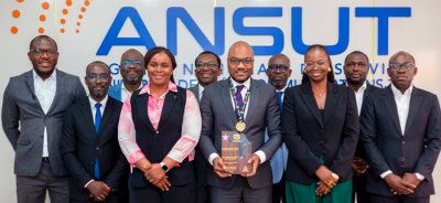 Le DG de l’ANSUT présente son prix de meilleur promoteur africain de l’innovation numérique
