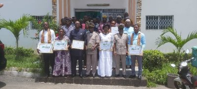 Le maire Coulibaly Sounkalo présente des distinctions honorifiques de la commune aux populations de Tafiré