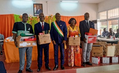 Le maire de Sikensi remet des fournitures de bureaux aux directeurs et chefs de services