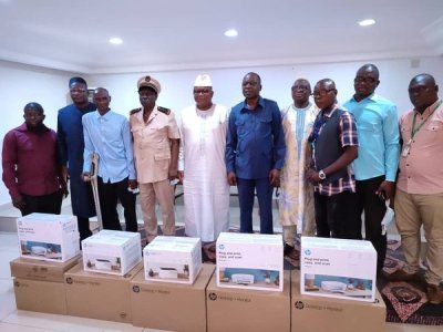 Le ministre Amadou Coulibaly fait don de matériel informatique aux radios de proximité de Korhogo