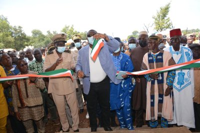 Le ministre de la communication offre un bâtiment de trois classes à Karagnéné
