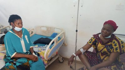 Le ministre de la Communication visite des malades d'une intoxication alimentaire