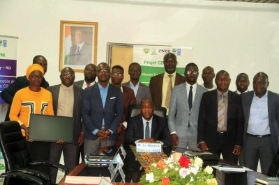 Déploiement du Système national de Mesure, de Rapportage et de Vérification : Le ministre Jean-Luc Assi remet des ordinateurs aux parties prenantes