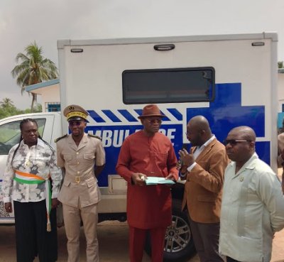 Le ministre délégué chargé des Sports et du Cadre de vie offre une ambulance médicalisée à Jacqueville