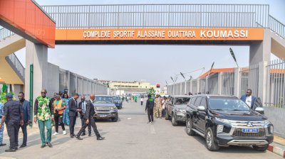 Le ministre Silas Metch  visite deux complexes sportifs à Koumassi