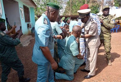 Le préfet de Danané félicite 12 agents des Eaux et Forêts promus