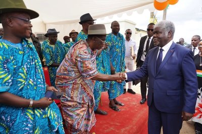 CAN 2023 : le Premier Ministre Robert Beugré Mambé mobilise les populations de Ebimpé pour le succès de l'événement