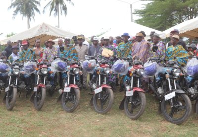 Le président de la République offre des motos à la chefferie de Dahiépa Kéhi