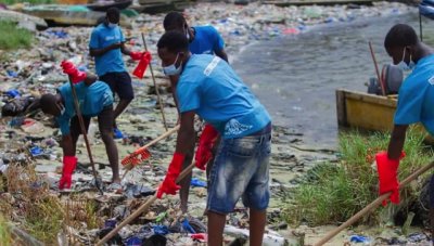 Lutte contre la pollution plastique : La baie lagunaire de Vridi 3 bénéfice d'une action citoyenne de collecte de déchets