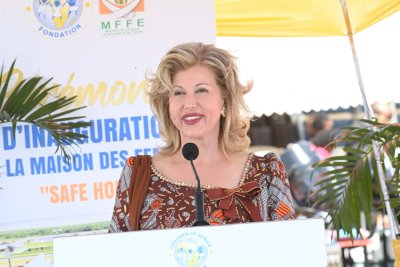 La Première Dame, Madame Dominique Ouattara, lors de la cérémonie d’inauguration de la Maison des Femmes ‘’Safe Home’’ à Adiaké :   « La Maison des Femmes d’Adiaké Safe Home est une avancée majeure dans la lutte contre les violences basées sur le genre »
