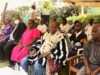 Man:  Dr Tia André présente son parti politique aux chefs de la commune