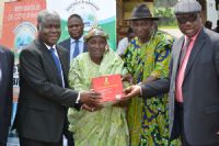 Fêtes de fin d’année:  Ouattara offre des vivres aux Atchan et Akyé