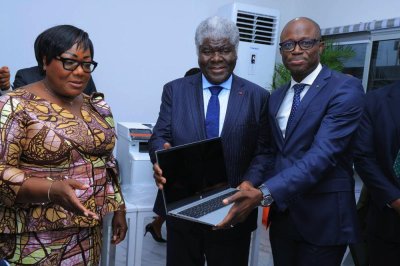 Modernisation de l'administration : 22 véhicules, 15 motos, 98 bornes tactiles et du matériel informatique remis aux unités administratives