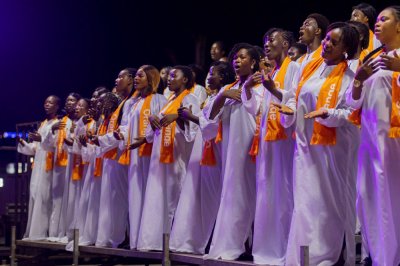 Musique : 500 choristes de l’INSAAC ouvrent en majesté le concert de Tiken Jah Fakoly à Treichville
