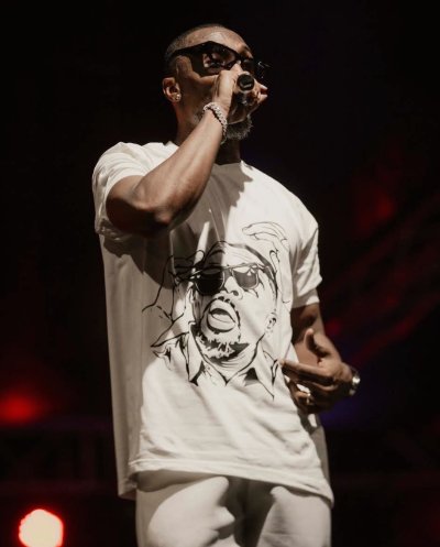 Musique : Serge Beynaud enflamme l’esplanade du Palais de la Culture au 