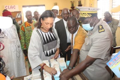 Napié : la ministre de la culture et de la francophone Françoise Remark visite le  Centre de Lecture et d'Animation Culturelle (CLAC)
