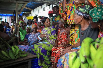 Nasséneba Touré rencontre des femmes du grand marché d’Agboville