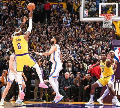 NBA: l'impressionnante nuée de smartphones brandis sur le tir de légende de Lebron James