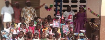 Noël 2021 : Children of Africa offre un arbre de Noël à des élèves de Languibonouan