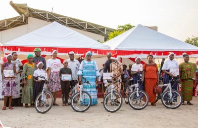 Noël de l'Excellence à Bouaké : 69 tableaux d'honneur décernés aux meilleurs élèves et 3000 cadeaux offerts par Amadou Koné