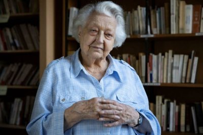 La Ministre Mariatou Koné rend hommage à la fondatrice du lycée Sainte Marie de Cocody