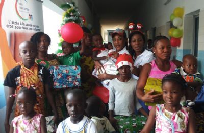 Des enfants hospitalisés au CHU de Treichville reçoivent des cadeaux et des poches de stomie