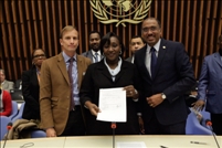 Le Président Alassane Ouattara fait don de 1 million de dollars à l’ ONUSIDA