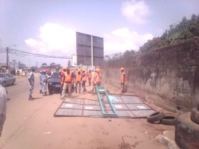 Démantèlement à Abidjan de panneaux publicitaires non autorisés