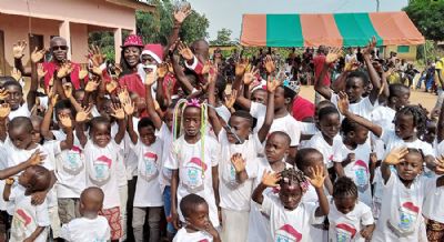 Le footballeur Nicolas Pépé offre des cadeaux à des enfants de Soubré