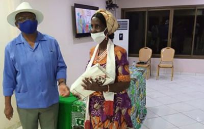 Grand-Bassam : Fête des mères : Ezaley offre 100 lots de 3 pagnes aux mamans