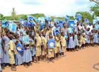 Action sociale: Dominique Ouattara fait don de kits scolaires aux élèves de Saoundi (Bouaké)