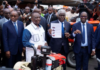 Clôture du SARA : Le Premier Ministre Robert Beugré Mambé remet des tracteurs aux agriculteurs