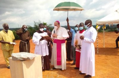 Pose de la première pierre de la grotte mariale de l'église catholique d'Alépé