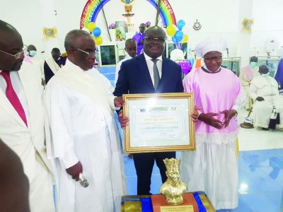 Pour son amour pour la Côte d’Ivoire : Le président Bédié reçoit le prix Oschoffa pour la paix