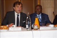 Petit-déjeuner débat à Paris, hier / Séduits par la présentation de l’environnement des affaires dans le pays par Duncan	: des hommes d’affaires français lui font un standing ovation