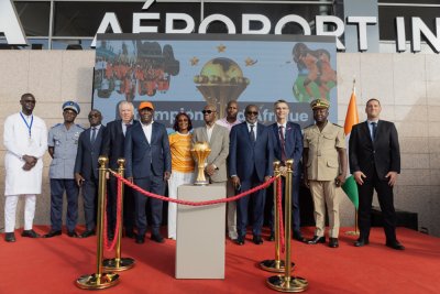 Le trophée de la CAN 2023  présenté aux personnels de l’aéroport Félix Houphouët-Boigny comme un symbole d'unité nationale et de reconnaissance