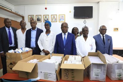 Prise en charge des enfants souffrant de cancer : le couple présidentiel fait un don de 130 millions de FCFA en médicaments
