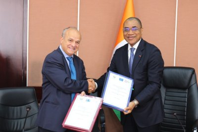 Promotion de l'Accès, des Réseaux Intelligents et de l'Energie Solaire (PARIS): la Côte d’Ivoire et la France signent une convention de subvention de 4,5 milliards de francs CFA