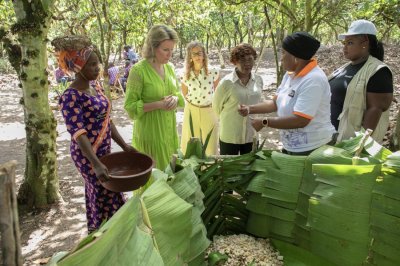 Promotion des ODD dans le secteur du Cacao : la Reine Mathilde de Belgique visite une plantation de cacao