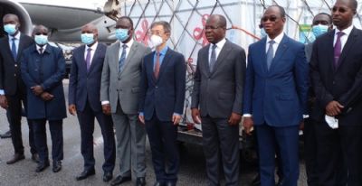 Le ministre de la Santé réceptionne 100.000 doses de vaccins Sinopharm