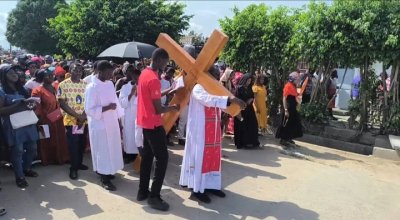 Religion : les chrétiens catholiques commémorent le Vendredi saint, jour de recueillement et de méditation