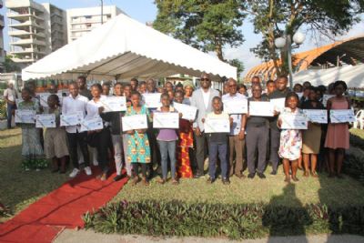Commune du Plateau : Près de 20 millions de FCfa de bourses offerts par le maire à une centaine d`étudiants
